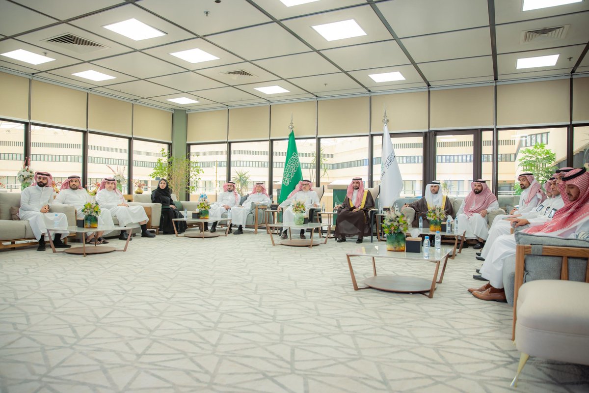 QassimUniv1's tweet photo. سعادة رئيس #جامعة_القصيم يستقبل سعادة المدير العام لمركز الأمير سلطان للدراسات والبحوث الدفاعية والوفد المرافق له، لمناقشة سبل تعزيز التعاون في مجال البحوث والابتكار بحضور سعادة وكيل الجامعة للدراسات العليا والبحث العلمي المكلف، وذلك بالمقر الرئيس بالمدينة الجامعية. https://t.co/dGFvopM9pd
