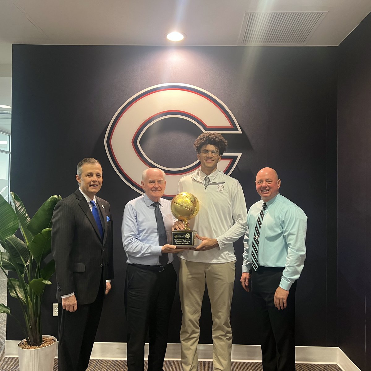 ColumbusHS_Mia's tweet image. Congratulations to Cameron Boozer '25 for winning the prestigious Ovadia Law MDBB 2024 Mr. Basketball Award for Miami-Dade County! This marks his THIRD consecutive year clinching this honor, showcasing his incredible talent and dedication to the sport. #CPride #Adelante