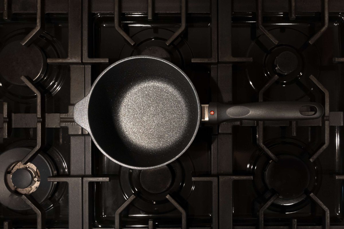 swissdiamond's tweet image. That signature diamond shimmer in our XD coating. 
#kitchenessentials #swissdiamond #nonstickcookware