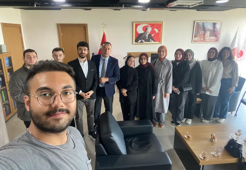 Okulumuz öğrencileriyle Küçükçekmece Adalet Sarayı’na gittik. Bu değerli deneyimi yaşamamıza vesile olan Sayın Hakim Doç. Dr. Cahit İyilikli'ye, Adalet Sarayı yetkililerine ve bize eşlik eden değerli Ar. Gör. Abdülmecit Güldağı hocamıza teşekkürlerimizi sunuyoruz.