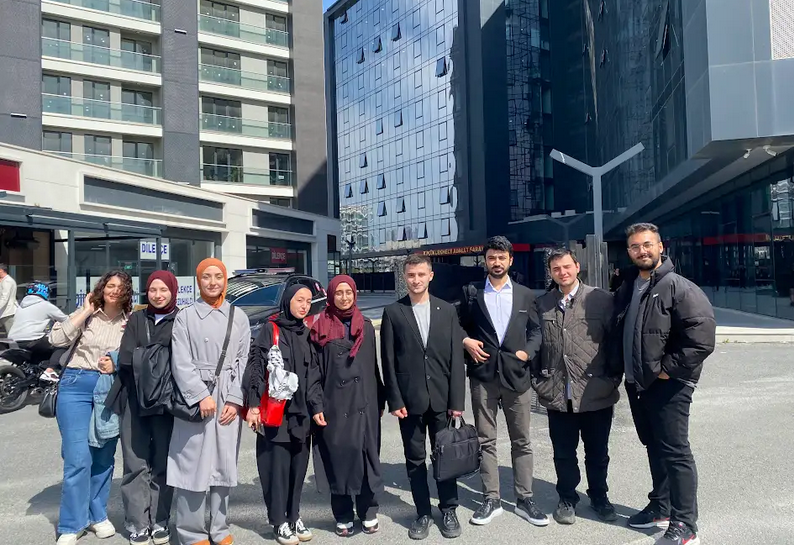 ihuhukuk's tweet photo. Okulumuz öğrencileriyle Küçükçekmece Adalet Sarayı’na gittik. Bu değerli deneyimi yaşamamıza vesile olan Sayın Hakim Doç. Dr. Cahit İyilikli'ye, Adalet Sarayı yetkililerine ve bize eşlik eden değerli Ar. Gör. Abdülmecit Güldağı hocamıza teşekkürlerimizi sunuyoruz. https://t.co/dbcJCPTBBr