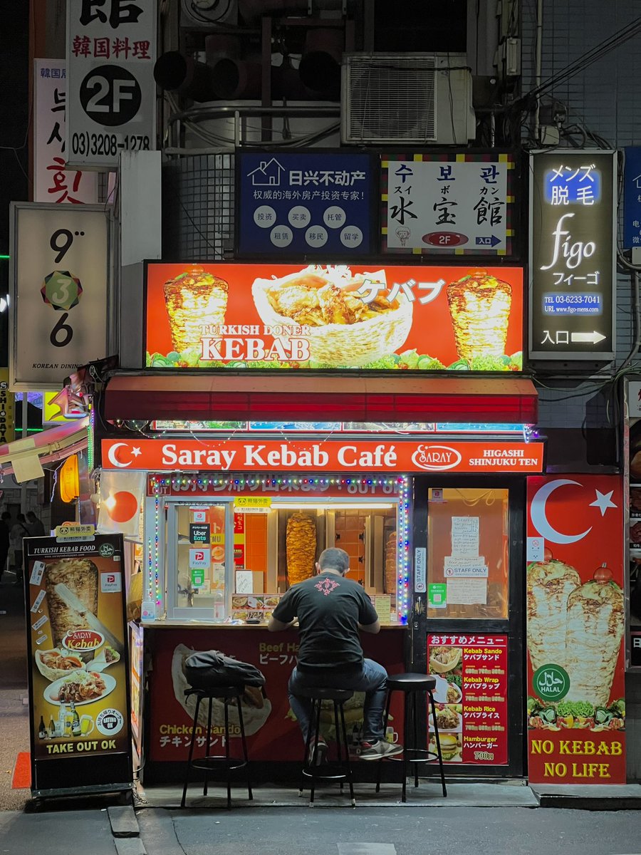 Absolutely loved the aesthetic of this Kebab Shop while stumbling through Shinjuku on a night walk 📸