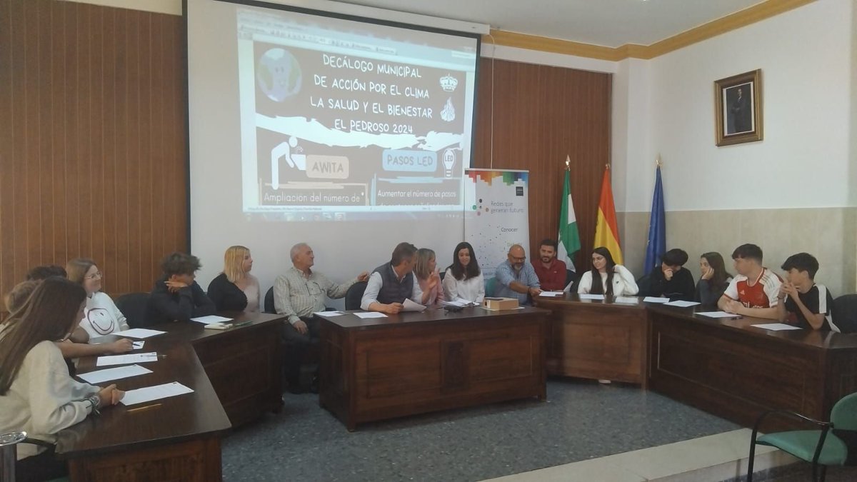 Los jóvenes del IES Aníbal González, trabajaron todas las sesiones, lo que les permitió desarrollar sus propuestas ante el equipo de gobierno con claridad y convicción, así como los materiales diseñados para la campaña de comunicación. buff.ly/3UPJsMt