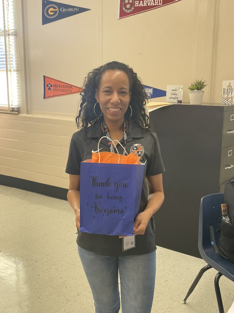 Happy Speech Language Pathologist Appreciation day to our Ms. Avery and Ms. Redd. Thanks for all you do for our students! @scobb_eagles @CobbSchools #Soar