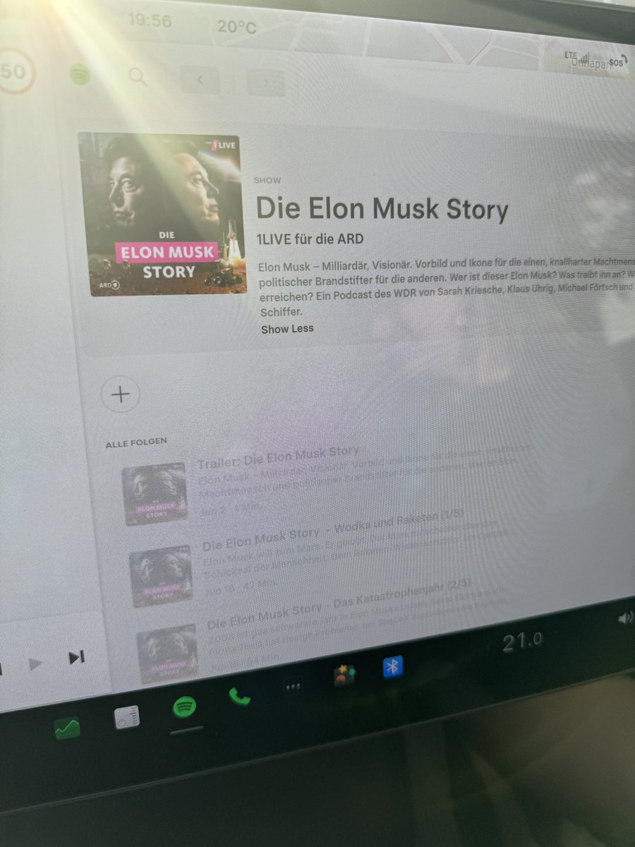 So viel zum Thema #FreeSpeech bei Elon Musk: Den kritischen Podcast „Die Elon Musk Story“ der <a href="/ARDde/">rundawn</a> kann man im Tesla nicht abspielen. Aufm Smartphone geht’s natürlich.