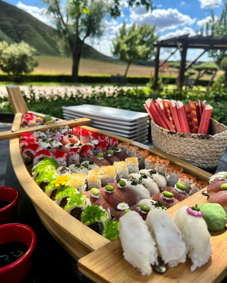 🍣🍣 . . . #sushi #buffetdesushi #wedding #celebraciones #fiestas #bodas #gestiondeeventos #sushibar #weddinginspiration #bodasperfectas #comidajaponesa #espaciosparaeventos #bodasenelcampo #bodasenmadrid #bodasperfectas #eljardindelavega #laquintadelhenares #elcasondelavega