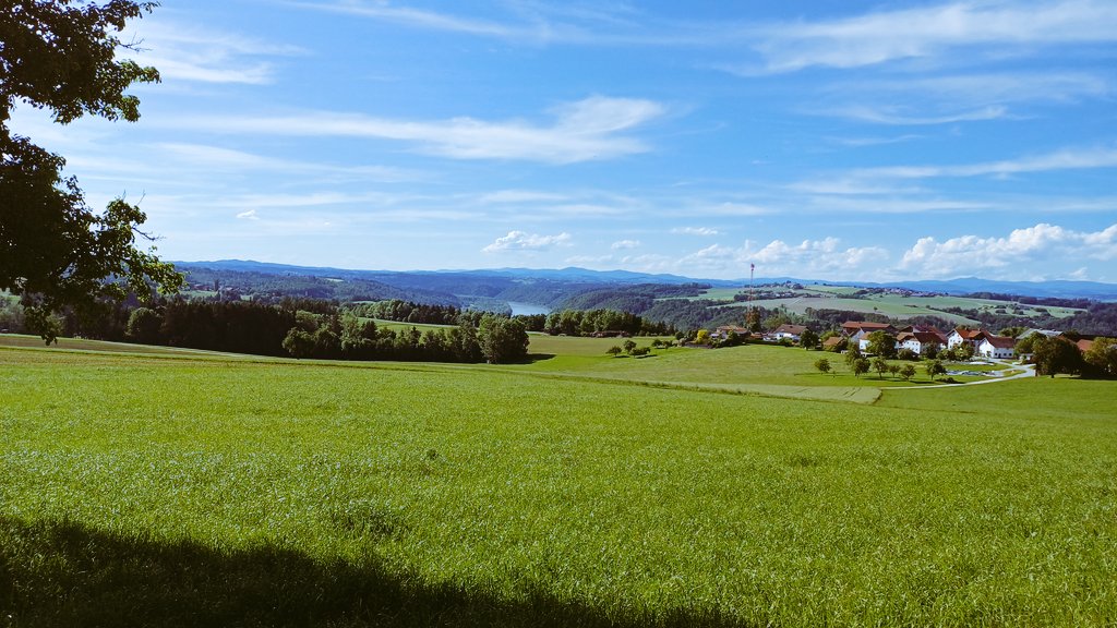 Blick vom Sauwald Richtung Passau, Donautal und Niederbayern. Im Hintergrund sieht man den Großen Arber.