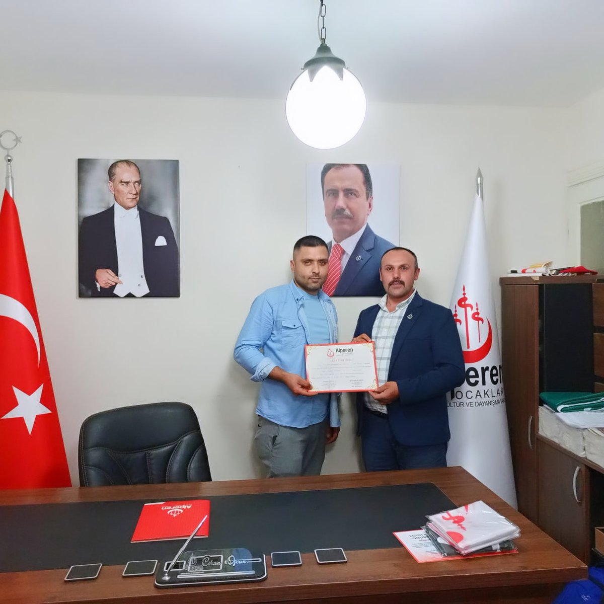 Akhisar ilçemizde teşkilatlanmamızı tamamlayan Sayın Abdullah Ergin, Alperen Ocakları Akhisar ilçe başkanlığına atanarak il başkanımız Sayın Cihan Özcan tarafından yetki belgesini almış bulunmaktadır.