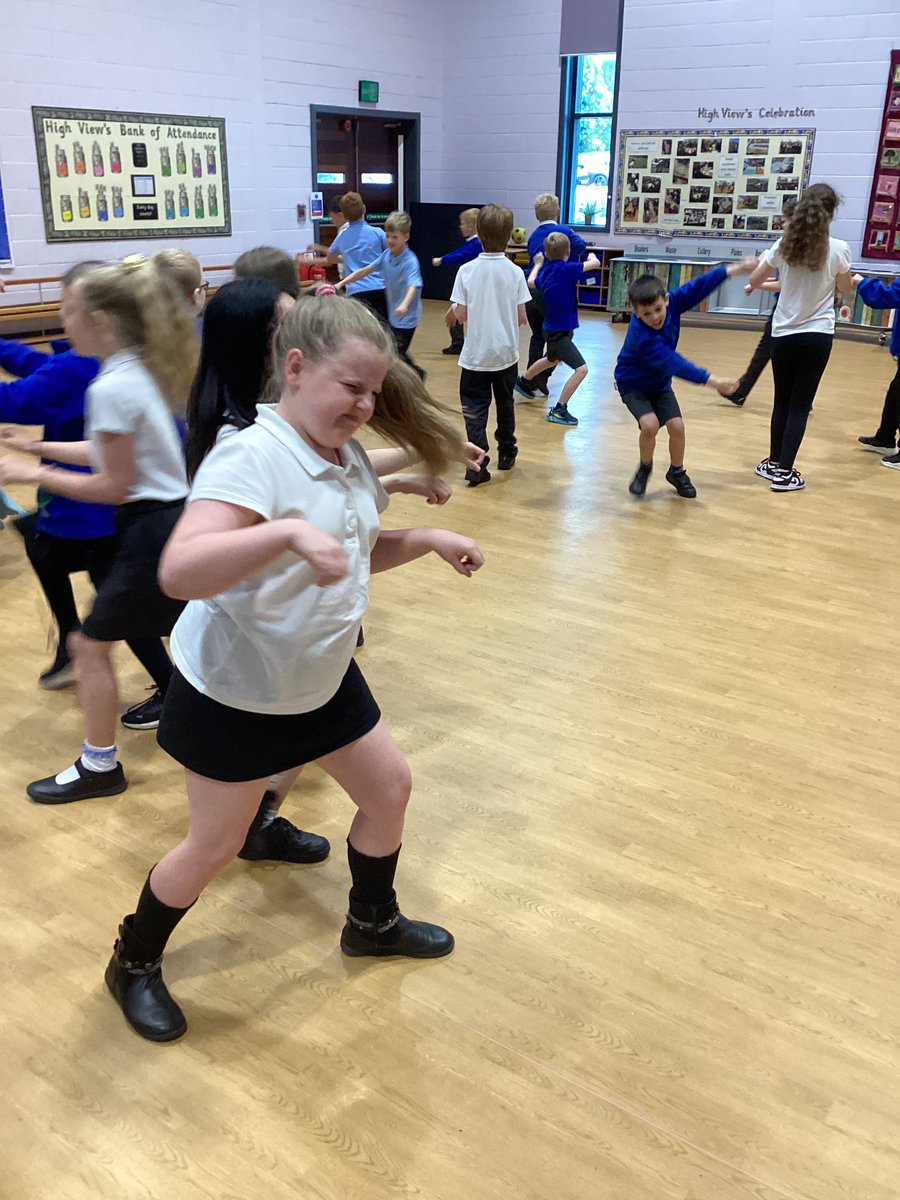 HighViewY4's tweet photo. Today we were very lucky to have a special visit from Mark @KonfluxTheatre who helped us learn about road safety and helping to look after the planet. We enjoyed playing some fun games and physical theatre https://t.co/y8CB7Mqoxa