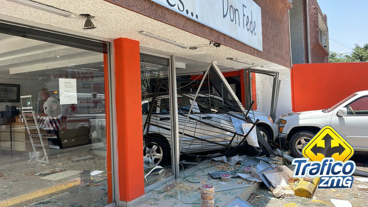 Una mujer terminó dentro de una panadería ubicada en avenida Tepeyac y Niño Obrero en la colonia Ciudad del Sol. Al momento no se reportan heridos. 

#ReporteZMG