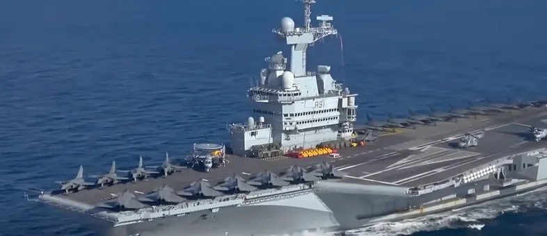 OpexNews's tweet photo. ⚓️ « Le porte-avions Charles de Gaulle est un concentré de risques quotidiens et industriels sur 260m. Si vous êtes normalement constitué, vous ne mettez pas au même endroit deux centrales nucléaires, un dépôt de munitions, un dépôt de carburant, une petite ville de 2000 habitants et un aéroport. Il faut toujours considérer que l'accident est en cours, et que seule l'expertise de l'équipage fait qu'il n'arrive pas. Mais cela reste le meilleur outil pour gagner une bataille en mer et projeter de la puissance aérienne depuis la mer vers la terre. » 
➡️ https://t.co/zYZVit1MWw