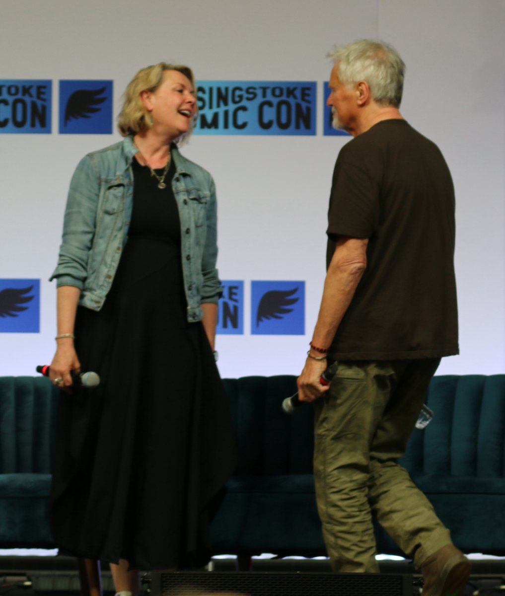 SandraRankin_UK's tweet photo. Hello... here we are again, a couple of old friends about to take a seat on stage #AmandaTapping #RichardDeanAnderson #BasingstokeComicCon https://t.co/0ZeRmfpqhn