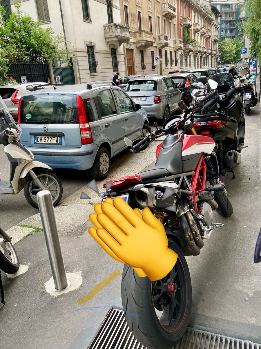 Gigebi's tweet photo. Noi viviamo così da anni i marciapiedi impraticabili grazie @ComuneMI @BeppeSala #PLzona7polizialocale https://t.co/RGaAQdoRW5