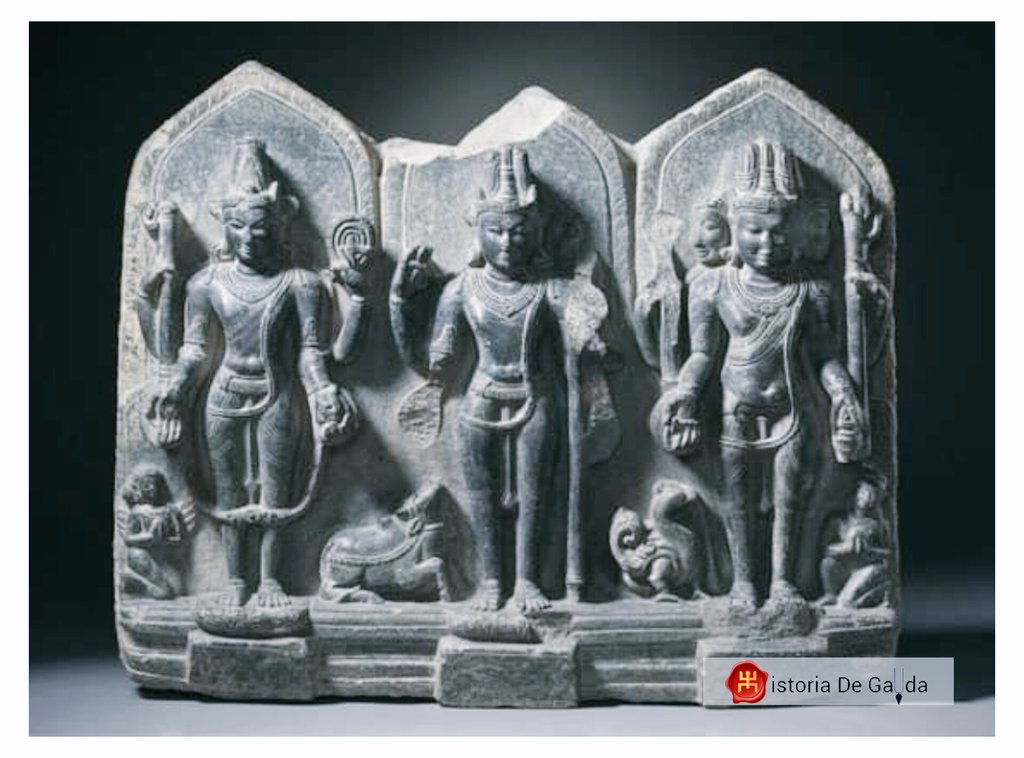 Pala era Gaudiya Sculpture of Bengal. 

Panel of Trimurti (Vishnu, Shiva, Brahma from L-R) of 10th c. CE (1100 yrs old).

One of the hands (Right hand in downward) is in Abhaya Mudra while the other 3 are holding various objects as per the iconography.

#historiadegauda