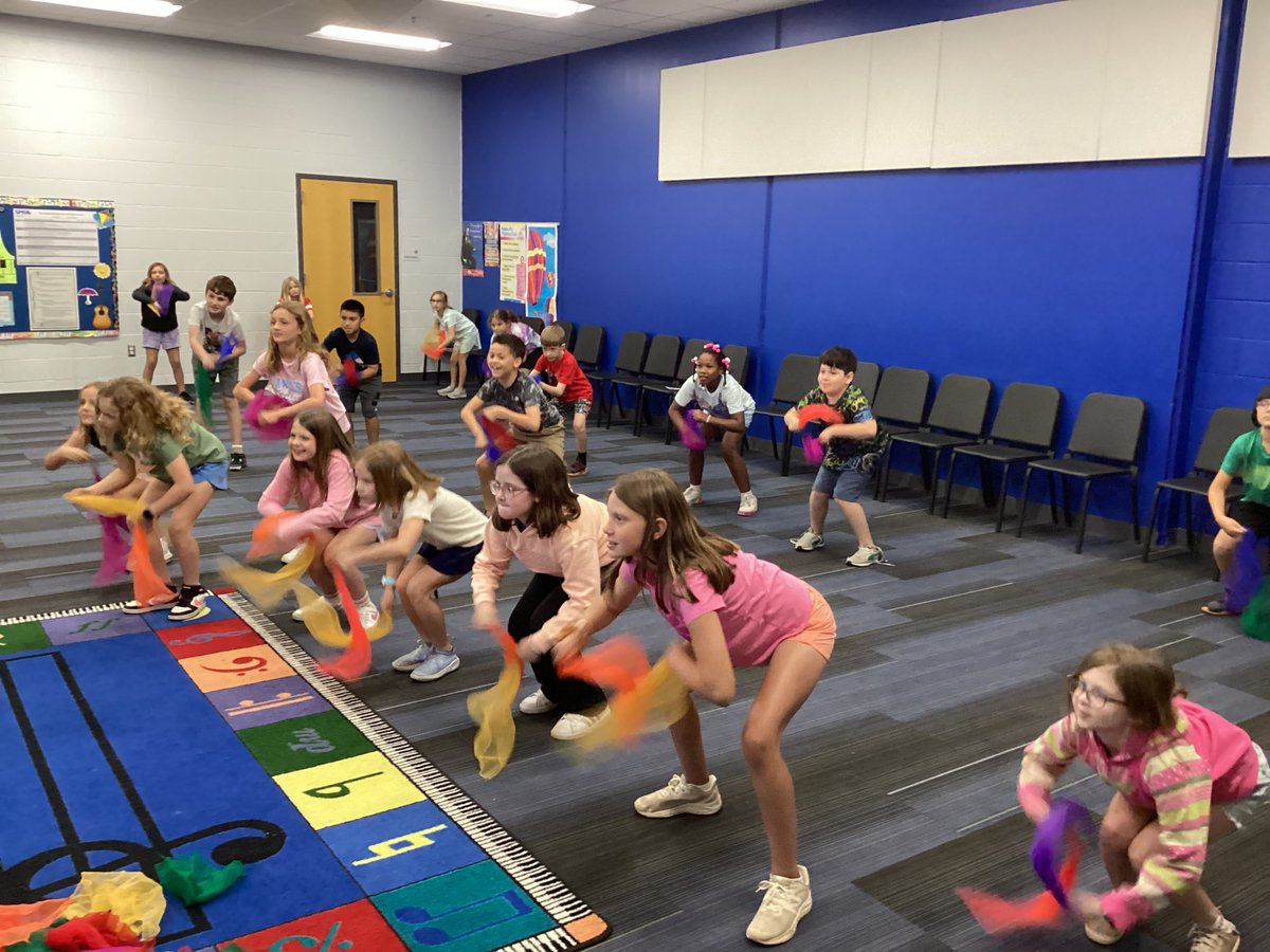 bwsapp94's tweet photo. @theSMSD ;@BriarwoodElem;@Bulldogs512 
Students at Briarwood Elementary moved to classical music utilizing scarves. https://t.co/P7m8lziXqz