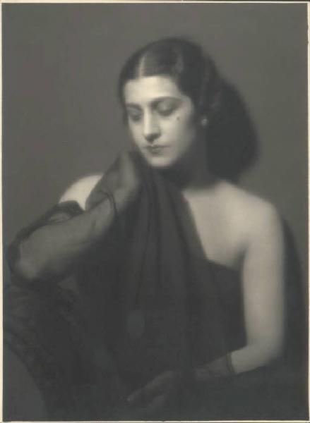 “(L’avresti insomma assomigliata a un fanciullo che, inseguendo il volano in un grazioso giardino, si arresti a un tratto davanti a un muro e una porta da cui non si deve passare).” #IlCardilloAddolorato/13 Anna Maria Ortese #VentagliDiParole