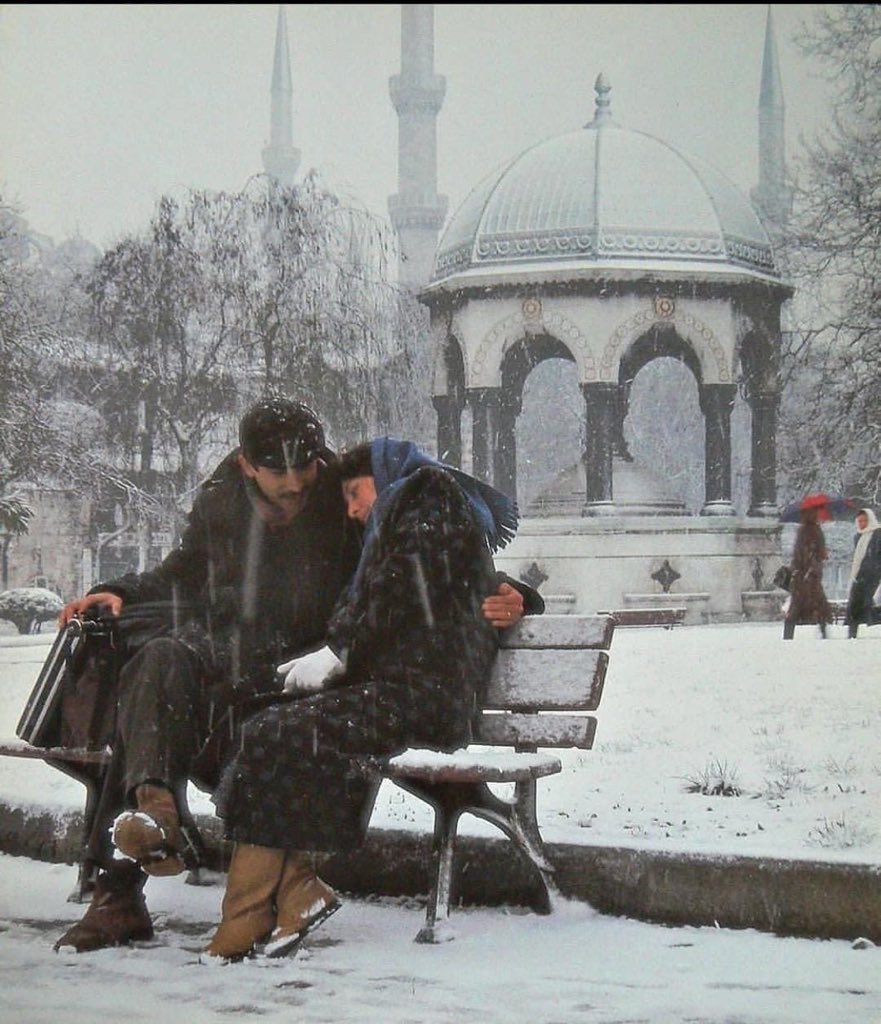 İnhisar diye bir kelime var. Yalnızca bir şeye veya kimseye âit olan, başkası ile alâkası bulunmayan anlamına geliyor.

Arapça hasr’dan gelen kelime, hisar ile aynı kökten.

İnsan sevdiği şey tarafından çepeçevre kuşatılır, bir hisar gibi. Buna inhisar denir. 

Seven sevdiğini