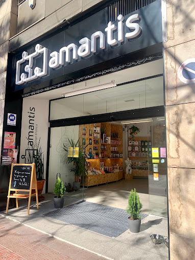 Vengo a contar lo que me acaba de pasar en Valencia yendo a comprar subrayadores para la opo:

Iba por la calle un poco empanado cuando me he cruzado esta tienda de manualidades. Su estética minimalista, su colorido interior y el puzzle del cartel insinúan que es una papelería.