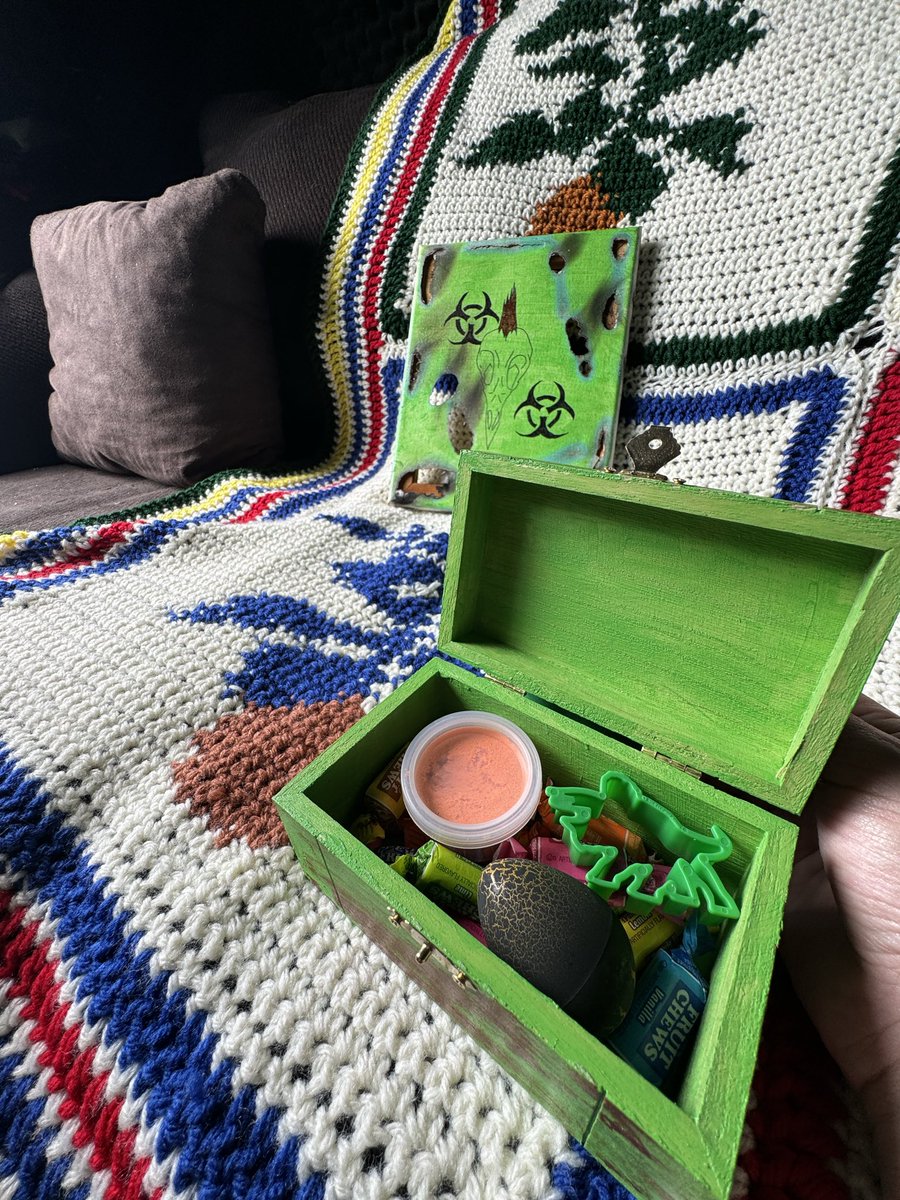 HawkSickToxic's tweet photo. https://t.co/5xoKl0XSUI
Behold the #ToxicRace #prize—courtesy of @spookynae7 👻
This prize 🏆 features an #ItemBox from #DinoCrisis 🦖 This #bloodied, #toxic Item Box is chalked full of #Dino goodies for any Crisis ! 🦕
You must play the in-channel #ToxicTale on the 24th 💀 https://t.co/dGGDmDm3LG