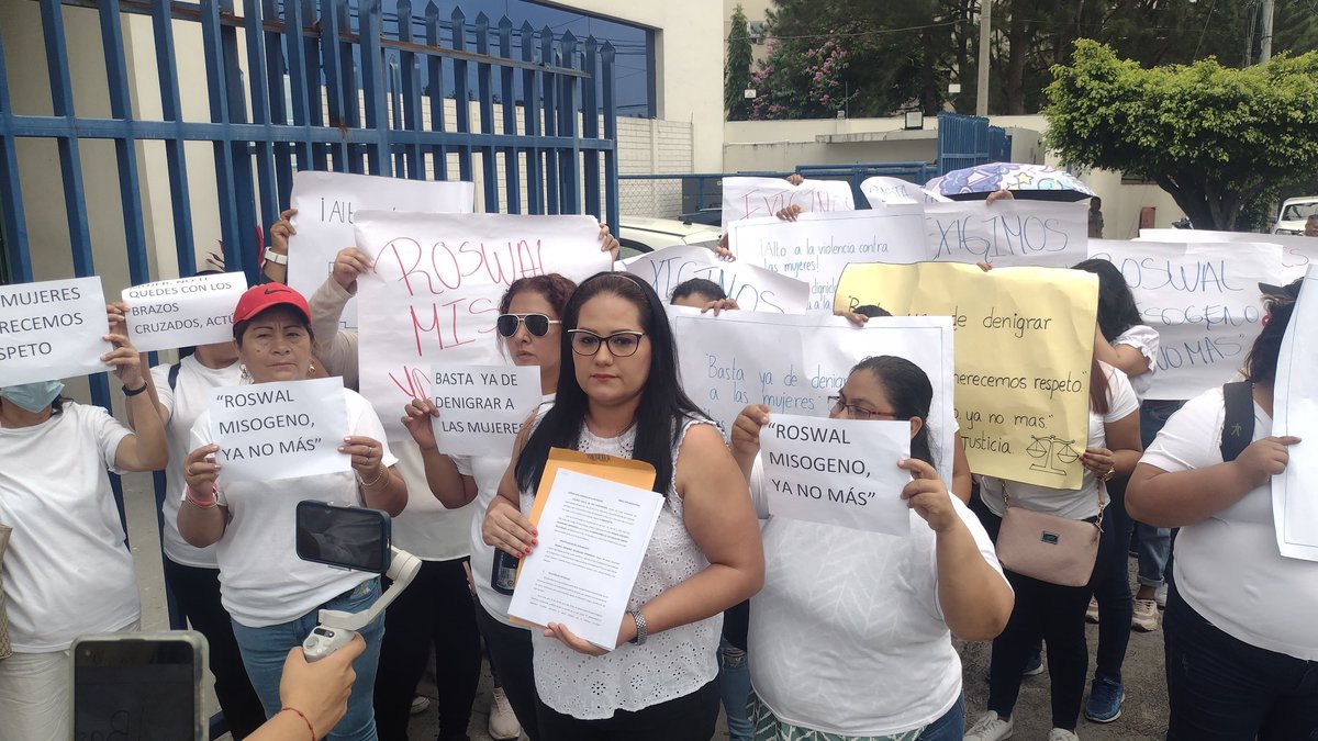 arpassv's tweet photo. #Denuncia| Emilia de Paz presenta una denuncia penal ante la @FGR_SV contra Roswal Gregorio Solórzano, empleado público de la @CorteSupremaSV por expresiones de violencia contra la mujer.

#Arpas #RedArpas https://t.co/lYlUtrHV0c