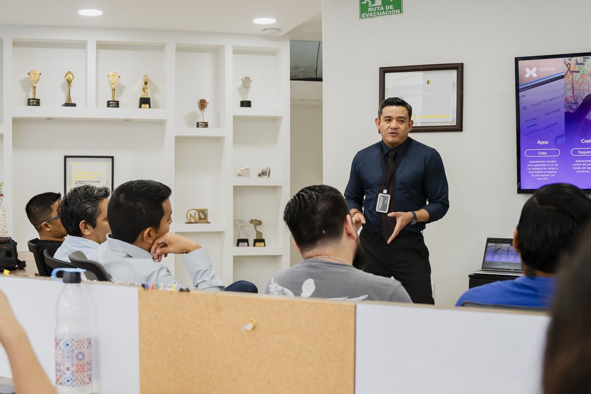 GeeksEC's tweet image. Nuestro equipo Geeks fortaleció sus habilidades en trade marketing con una capacitación intensiva junto a  Andrés Santana @r9_andresito. 🔥¡Estamos emocionados de implementar nuevas estrategias y ofrecer aún más valor a nuestros clientes! 📈

#GeeksEc #TradeMarketing