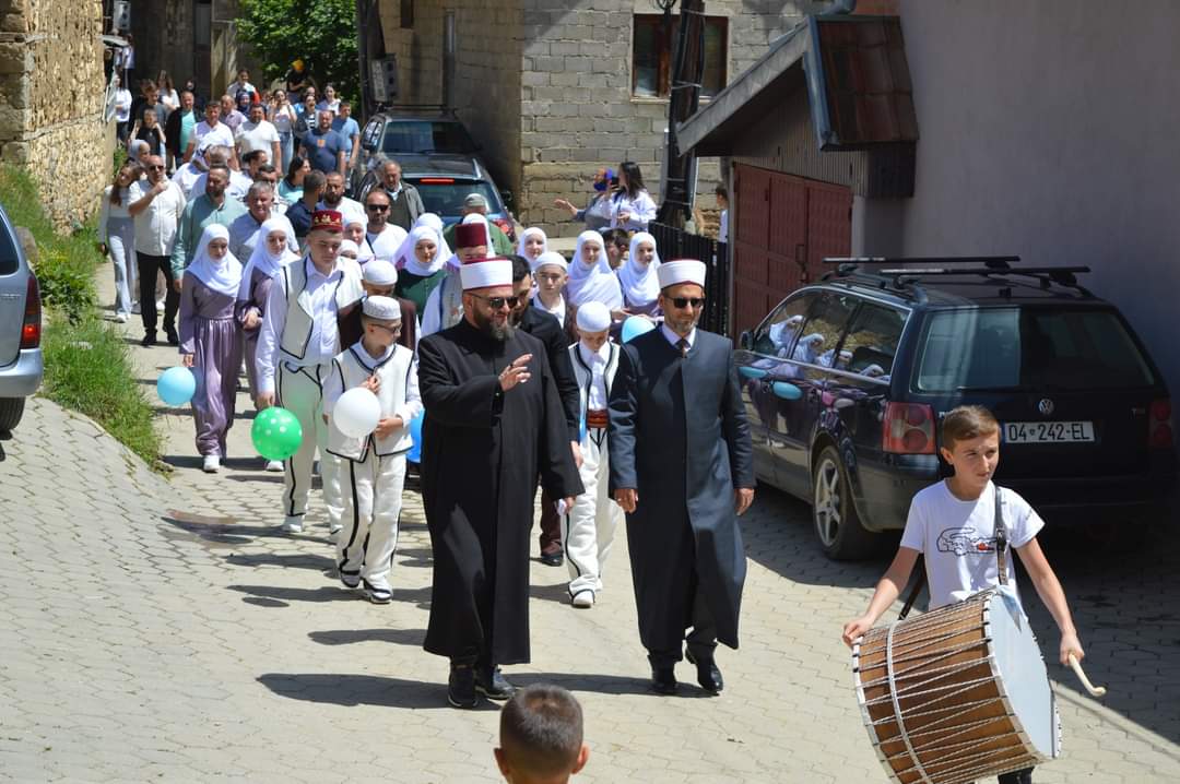 Kosova'nın Grnacere köyünde 16 çocuk Kur'anı hatmetti. Gençlerin hatim duası köyde geleneksel bir şekilde yapıldı. Çocuklar köyün sokaklarını geleneksel kıyafetleri ile hatim duasının yapılacağı yere kadar yürüdü.