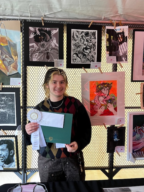 Sebastian Ford of Maury HS brought home the prestigious 3rd place award for emerging artist at Stockley Gardens! He competed against college students from surrounding universities, & artist from the community. 

Congratulations Sebastian!🎉
#NPSProud