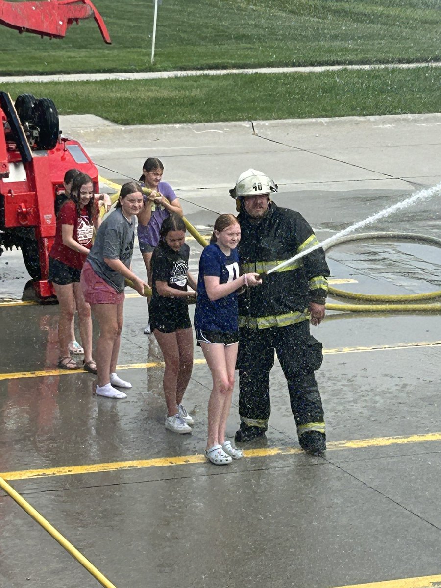 CCMS5thgrade's tweet photo. Thank you CC Volunteer Fire Department for helping our 5th and 6th graders have a little fun the last day!! https://t.co/vovTWauyq7