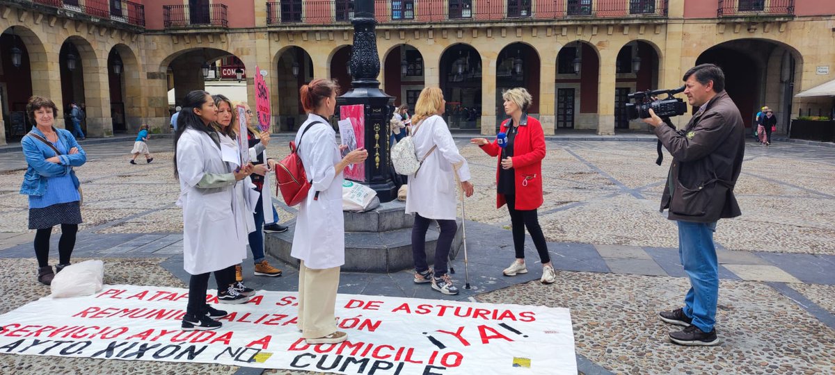 Las compañeras del SAD en @gijon ayer recogiendo firmas de apoyo entre la población antes de levantar la acampada, para pedir la remunicipalización del servicio. No podemos permitir que nuestros impuestos llenen los bolsillos de empresas buitres. @CarmenMoriyon @AhujaAngeles