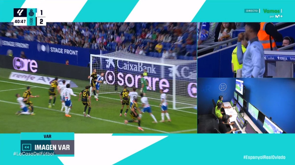 📺💥 Cortocircuito del VAR en el Espanyol - Real Oviedo.

👉🏻 Brian Olivan agarra y empuja a Alemao buscando que el delantero no llegue al remate.

❌ GOL ABSOLUTAMENTE LEGAL.

▪️ El VAR, en un ataque de locura, interpretó que el delantero impide al defensor disputar el balón.