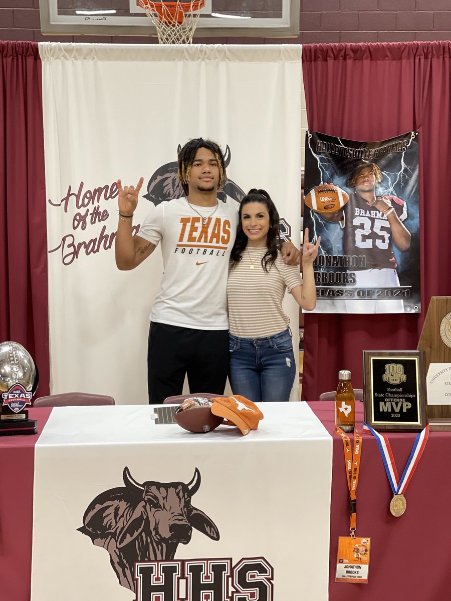 ttchalikian7's tweet photo. I’ve been away for a while but I wanted to say how proud and happy I am for @2brookss 🥹 you are so deserving of this! You have one of the best hearts I know of. I’m so excited for you and your journey with the @Panthers 💙
#Brahmas #Longhorns #Panthers #NFL https://t.co/YTC1Jtw4UK