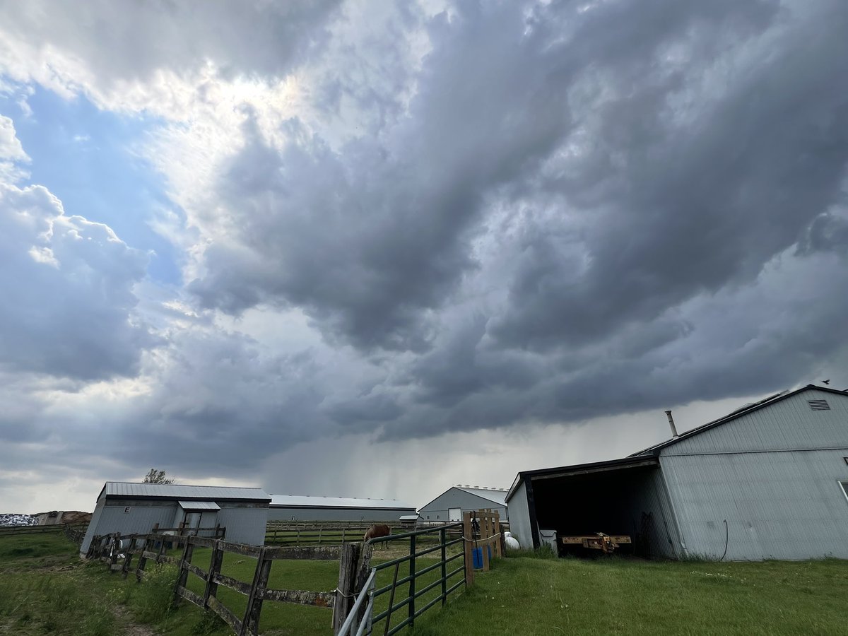CaraLBiss's tweet photo. Just a bit of lightning and some thunder passing through. Itโs so hot and humid here right now. #Strathroy #onstorm #instantweather https://t.co/Mp5wZXfIuV