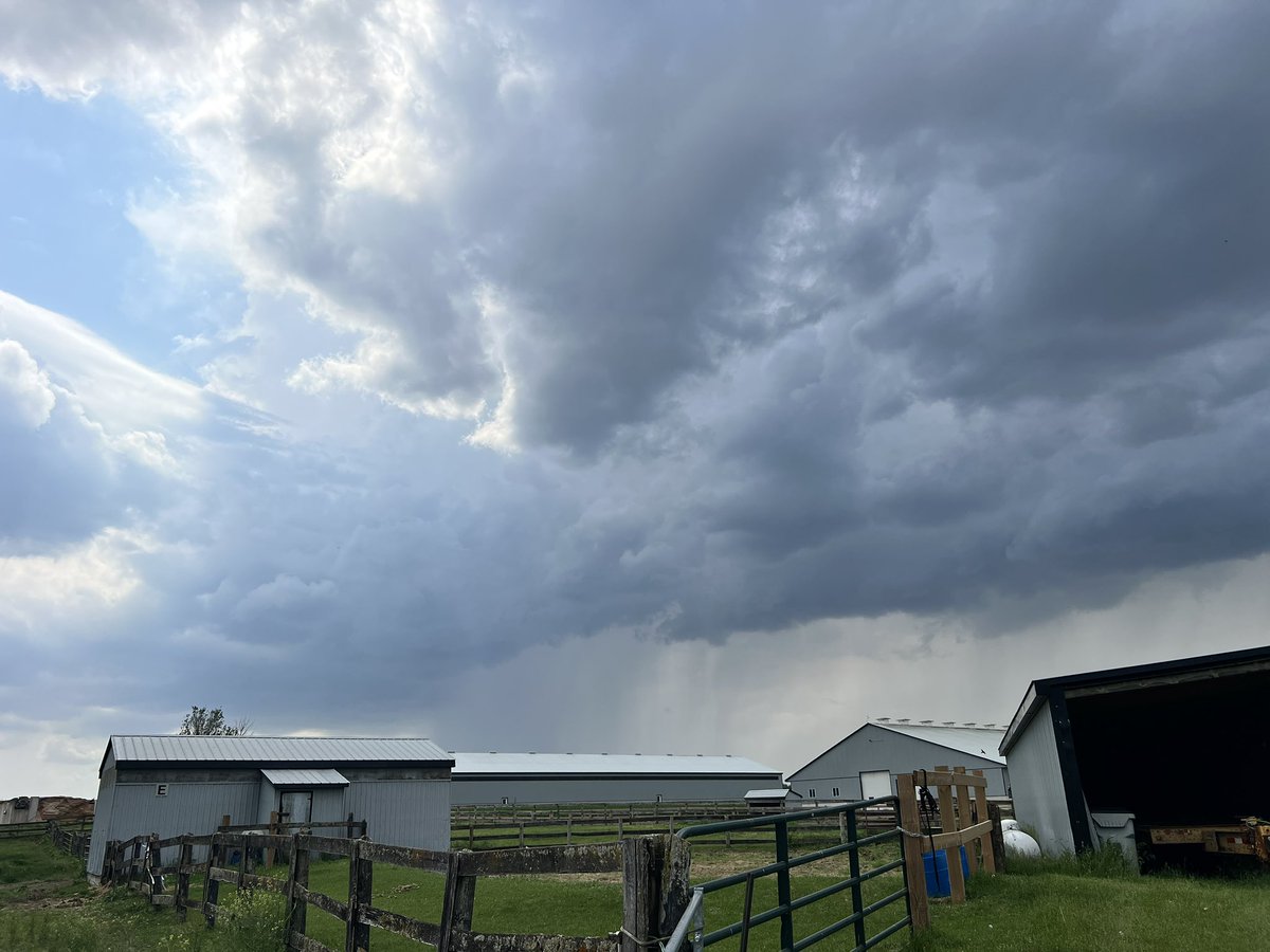 CaraLBiss's tweet photo. Just a bit of lightning and some thunder passing through. Itโs so hot and humid here right now. #Strathroy #onstorm #instantweather https://t.co/Mp5wZXfIuV