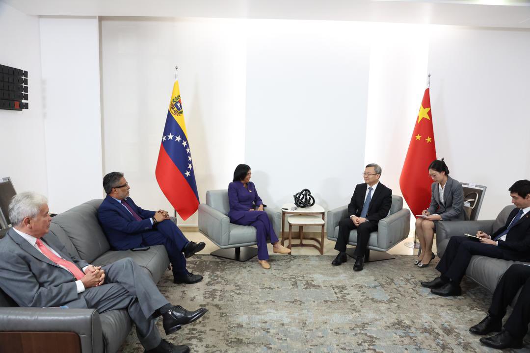 En nombre del Pdte. @NicolasMaduro recibimos al Sr. Wang Shouwen, Representante del Comercio Internacional de China, con quien sostuvimos una fructífera reunión de trabajo en la que reafirmamos nuestros lazos de amistad y cooperación para el desarrollo de ambos pueblos.