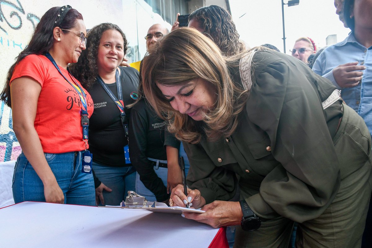 iBiden levanta el bloqueo ya! 

Hoy, las mujeres y hombres que integramos el @MPPEDUCACION,  firmamos la carta en rechazo a las medidas coercitivas unilaterales, impuestas contra el país.

Venezuela es un país soberano e independiente.

<a href="/NicolasMaduro/">Nicolás Maduro</a>