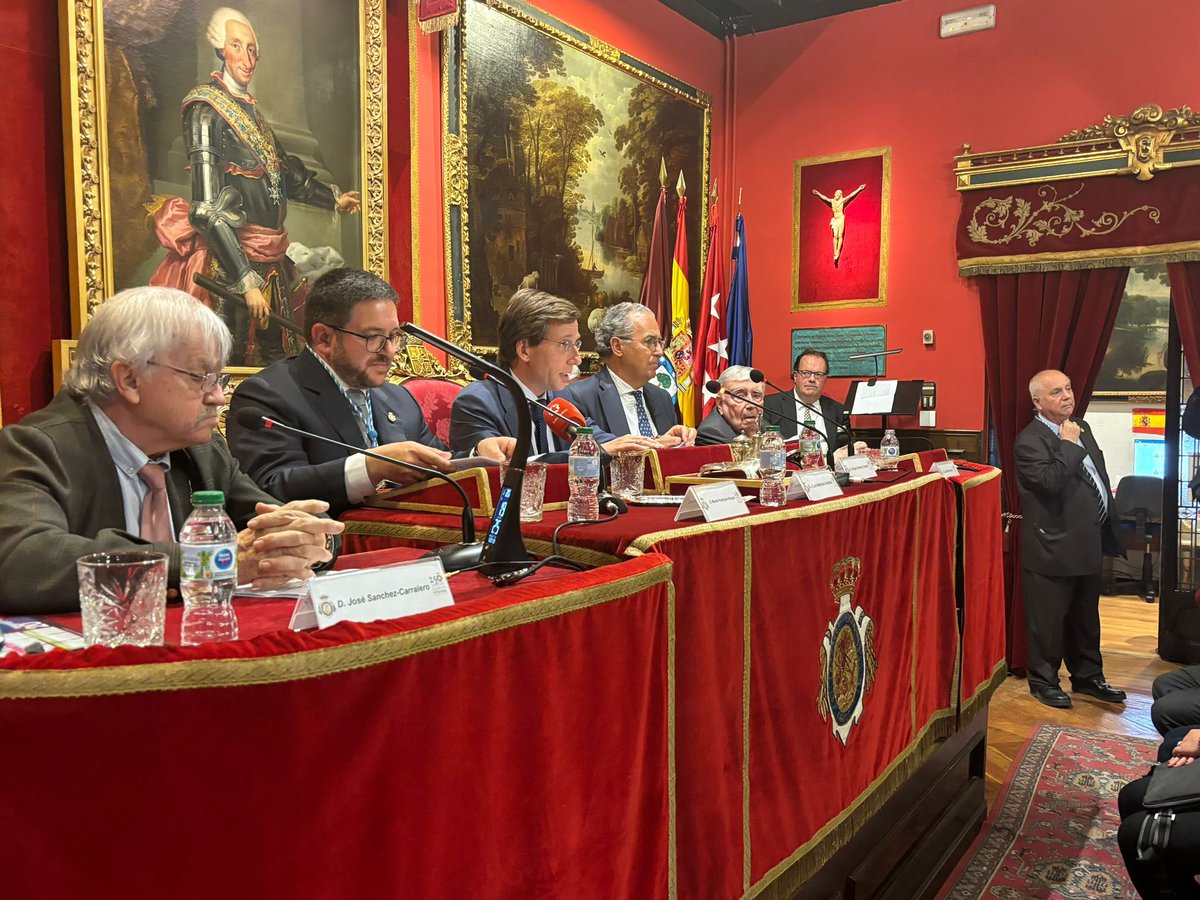 🏛️ El presidente de la @AsambleaMadrid, @eossoriocrespo, asiste al homenaje a Juan Van-Halen. 📚 La @rsemap y la @AsocEAE han destacado la faceta cultural del expresidente de la Asamblea.