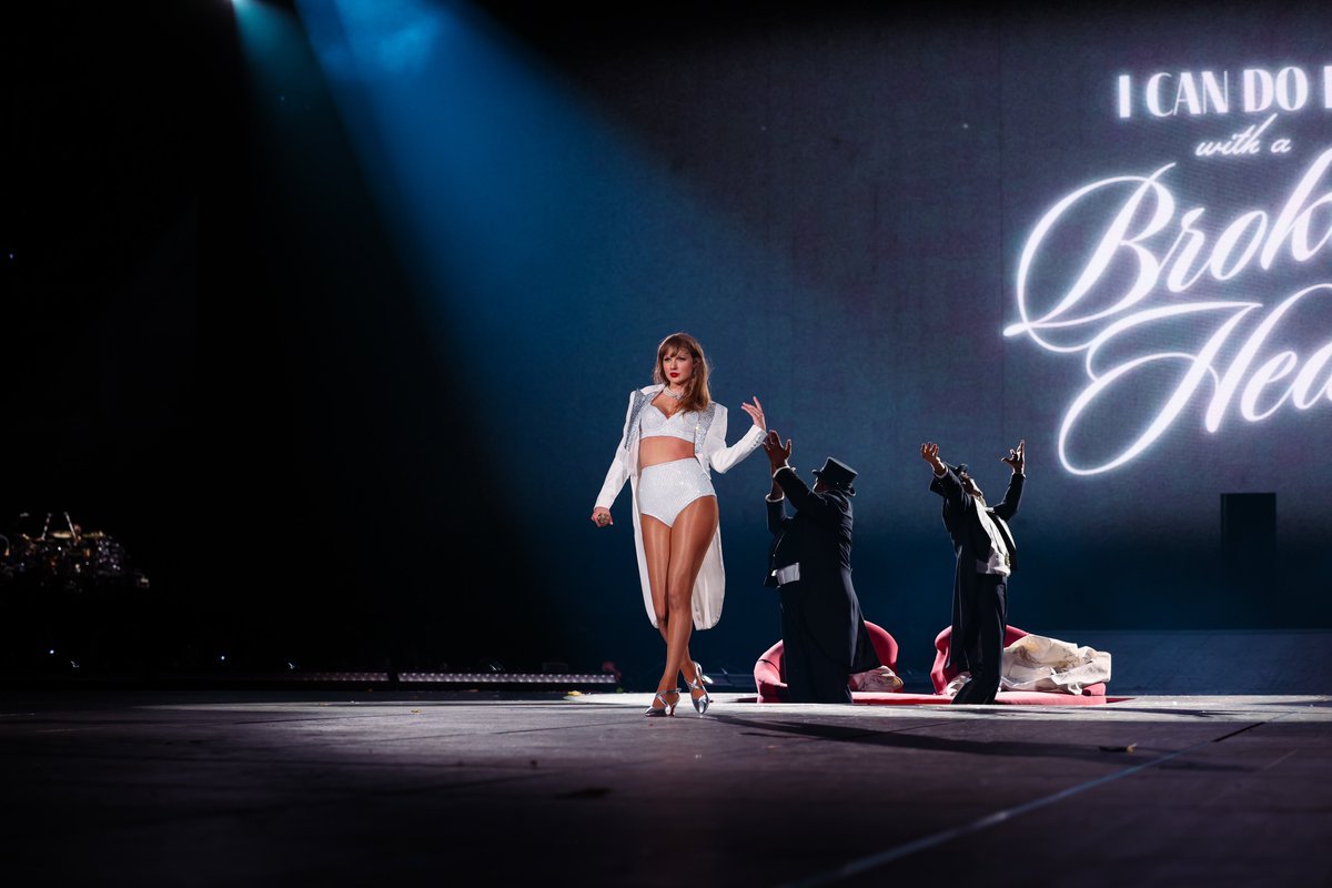 taylornation13's tweet image. Moments during the #TSTTPD set that we&apos;re #DownBadFor! 🤌 

🤍 The entirety of &quot;Who&apos;s Afraid Of Little Old Me?&quot; 
🤍 The stomp before &quot;I Can Do It With A Broken Heart&quot; (the drama, come on) 
🤍 Screaming &quot;i&apos;M hAVinG hIS bABY!&quot; 
🤍 The marching during &quot;The Smallest Man Who Ever…