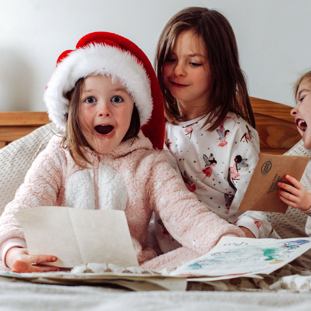 International Elf Service tweet media