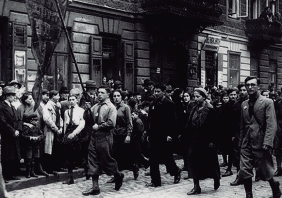 May, 1930s | Some Jewish people tried to change the societies in which they lived. Social and economic reform movements sought to bring economic equality to all people and allow Jews to live as they chose. 📸 Members of the Jewish Labor Bund during May Day parade, Warsaw.