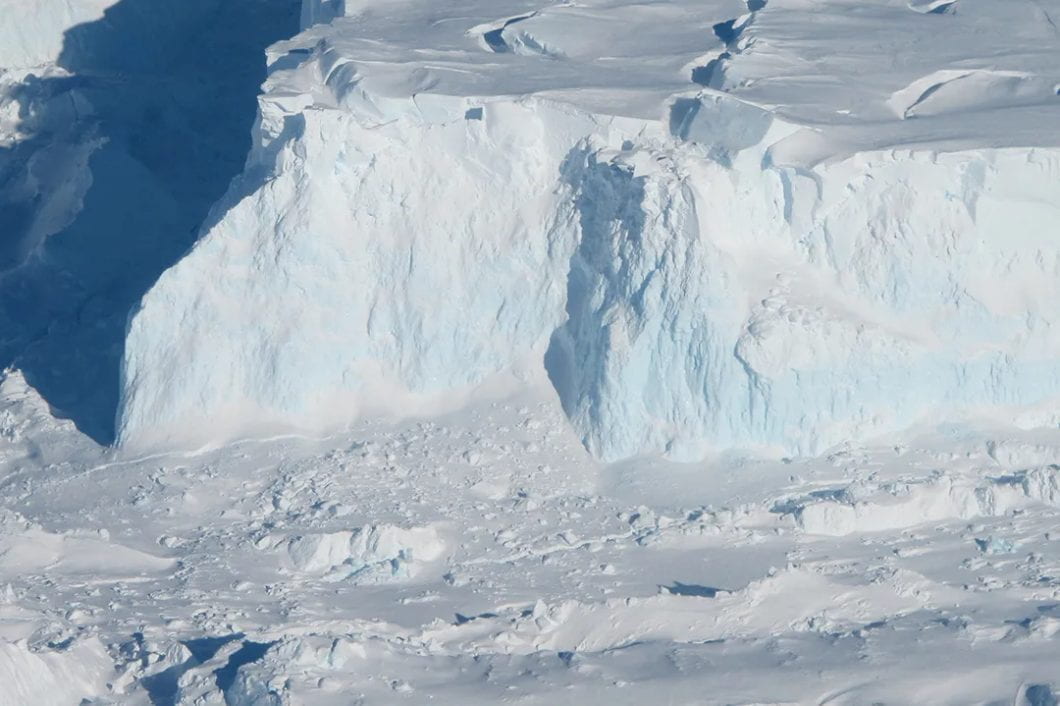 🧊🔬 A new study led by UC Irvine researchers finds that ocean water contact with West Antarctica’s Thwaites Glacier causes 'vigorous melting.' This discovery may require a reassessment of global sea level rise projections. Info: bit.ly/3URvM3C