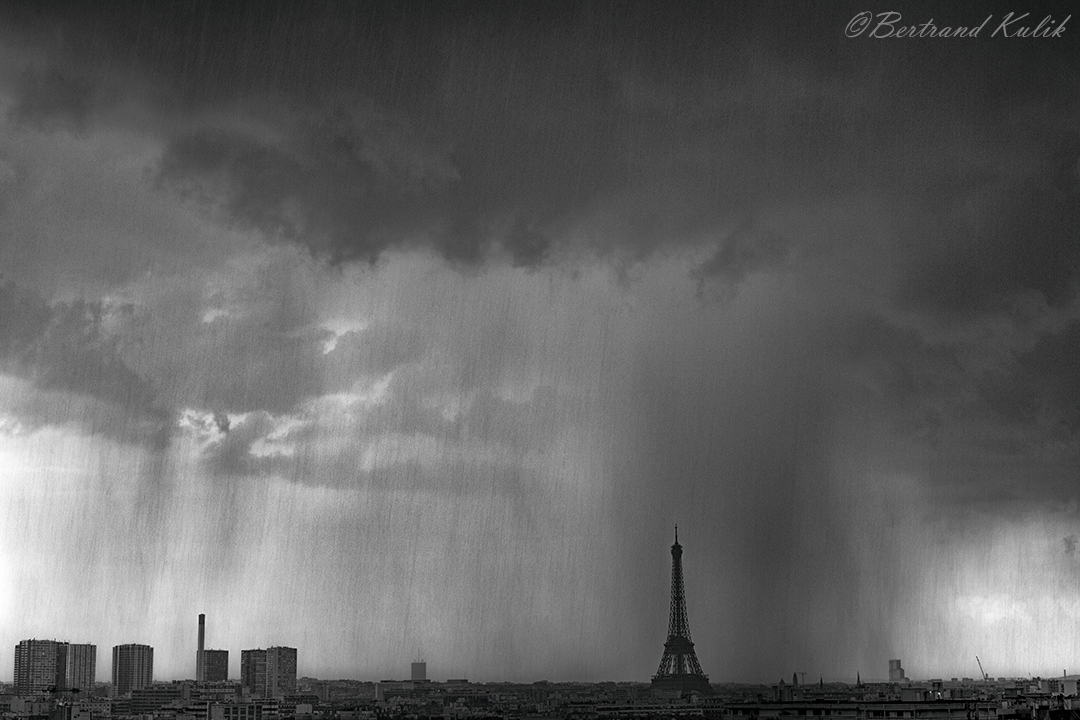 Le déluge de pluie s'abattant sur Paris aujourd'hui. #keraunos @Meteovilles #meteofrance #toureiffel #storm #love #tour_eiffel #lejournaldelameteo