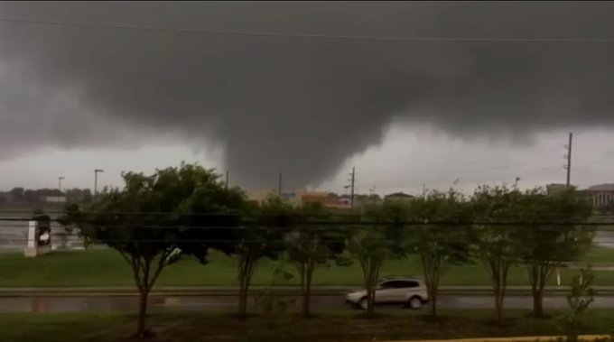 This is the tornado that tore up my city. I am to the faaaar left of it so we got the outer winds; but<a href="/tag/beryl"class="tags"><span>#beryl</span></a>