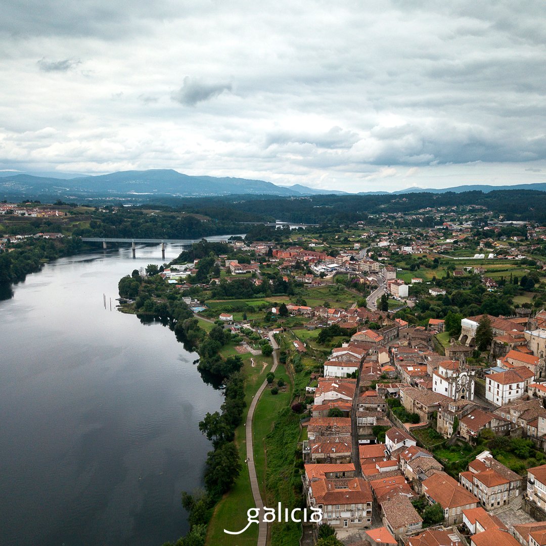 Turgalicia's tweet photo. 💦 Siguiendo el recorrido que describe el río Miño a lo largo de 310 km, vemos cómo el flujo del agua va labrando su camino, extendido y lento en las zonas más llanas y elevadas, luego encajado entre montañas, haciendo curvas en profundos cañones, relajándose de nuevo, en compañía de islas pequeñas y grandes, hasta que el valle desaparece y el Miño se entrega al océano Atlántico.

En el blog recorremos el río Miño. ¿Te vienes?

🔗 https://t.co/2paJn8W5DQ

#Galicia #PídecheGalicia