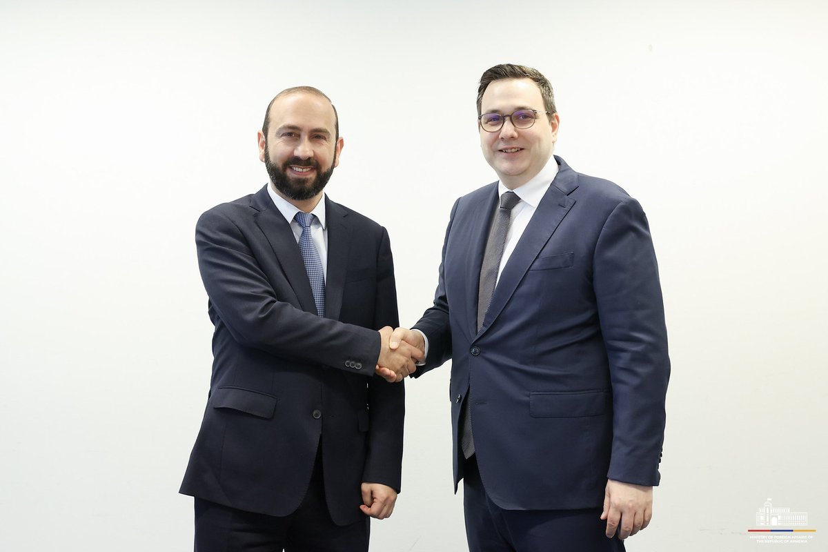 AraratMirzoyan's tweet photo. On the margins of #ICONS2024, good opportunity to exchange w/🇨🇿 counterpart @JanLipavsky.
Both strengthening bilat ties & further deepening of 🇦🇲🇪🇺 partnership are on our agenda.
Briefed on regional situation, in particular ARM-AZ delimitation on basis of #AlmaAta declaration. https://t.co/xrwCkDLHNY