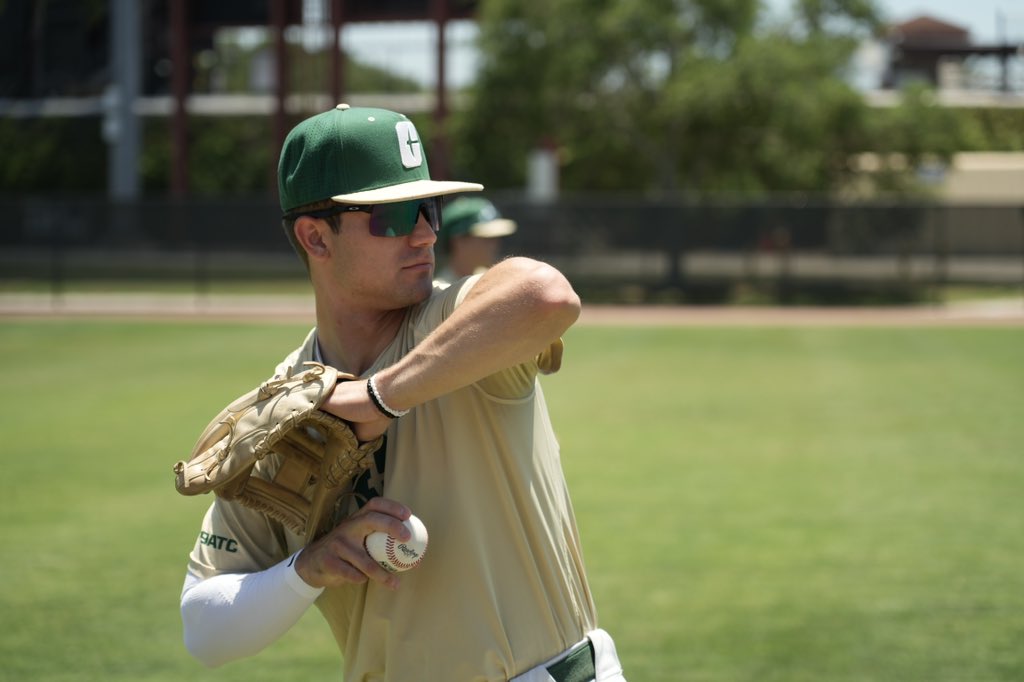 Had a couple of #ProNiners (and Moose! 🐶) come out during our practice day!

#9ATC | #GoldStandard