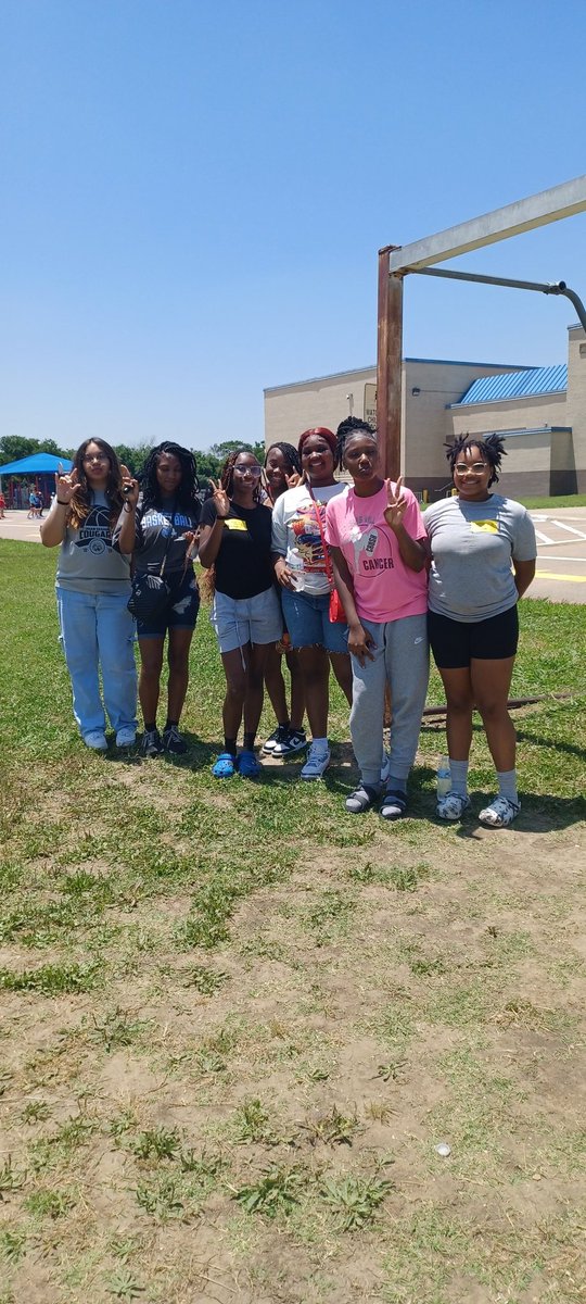 GirlsSeguin's tweet photo. We had a great time today at @TBWilliams_ES for their field day!! Love being around our Future Cougars! 🏀🏀🏀🏀🏀🐾🐾🐾🐾🐾@blin_jr @JuanSeguinHS @ArlingtonISD @AISD_ATH https://t.co/xYozfsSAmv