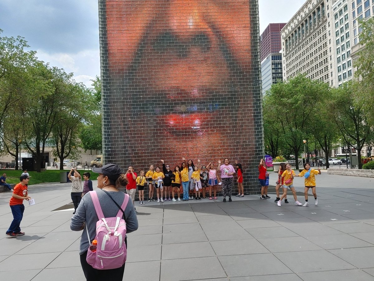 MsRomanArtClass's tweet image. What an adventure! 4th graders embarked on a scavenger hunt in Millenium Park & the Art Institute of Chicago today! We photographed famous sculptures, paintings and architecture! @D59Rupley