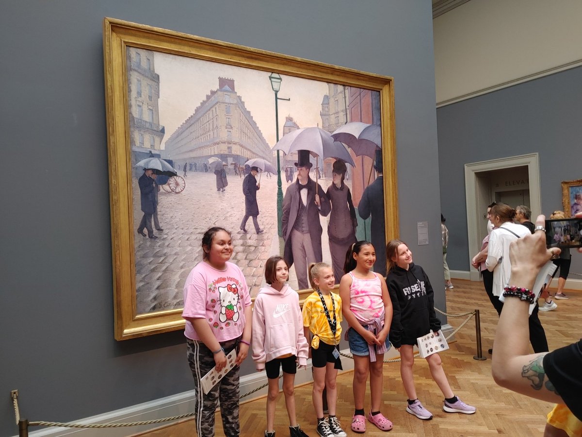 MsRomanArtClass's tweet image. What an adventure! 4th graders embarked on a scavenger hunt in Millenium Park & the Art Institute of Chicago today! We photographed famous sculptures, paintings and architecture! @D59Rupley