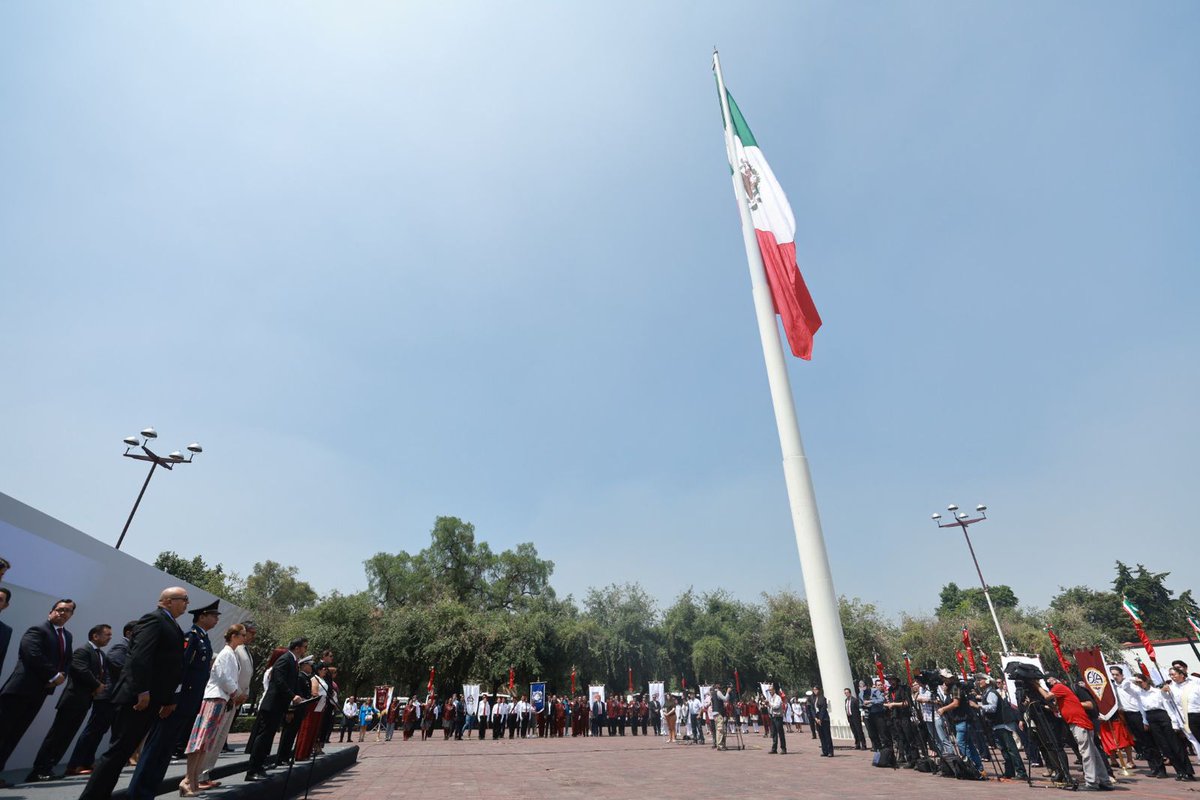 IPN_MX's tweet photo. ¡88 años al grito de #Huélum! Con una ceremonia cívica celebramos la contribución del #IPN al desarrollo nacional, su ampliación foránea con nuevas unidades académicas, el fortalecimiento de su colaboración con la NASA, la consolidación de su Internacionalización al romper nuevas fronteras y el impulso histórico a los sectores sociales más vulnerables. ¡Renovamos nuestro compromiso social con México!
#DíaDelPolitécnico
#88Aniversario 
#OrgullosamentePolitécnicos @SEP_mx