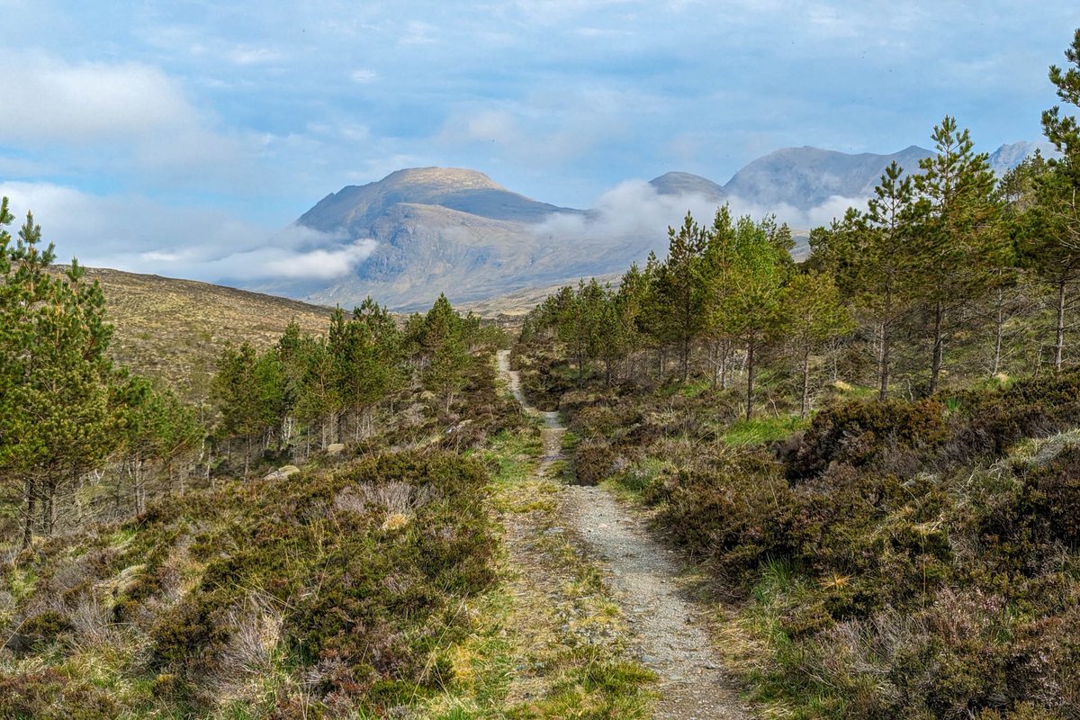 Morning mist clearing on the Fisherfield mountains on the classic walk from Kinlochewe to Shenavall / Dundonnell last week. walkhighlands.co.uk/torridon/kinlo…